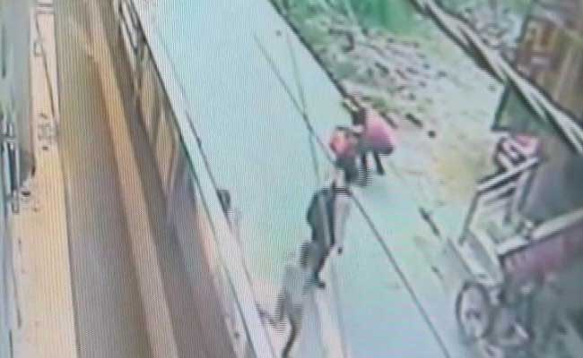 http://i.ndtvimg.com/i/2016-09/stalker-stabs-woman_650x400_61474355903.jpg